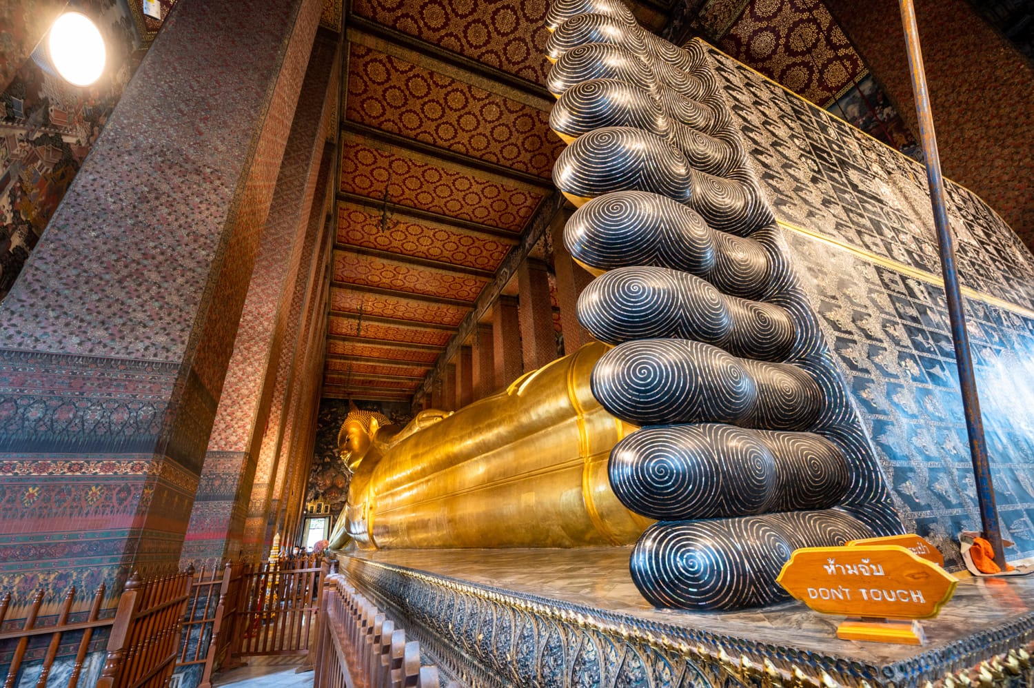 Thailand Rundreise 2 Wochen (1) Liegender Buddha im Wat Pho in Bangkok an Tag 3 unserer Route