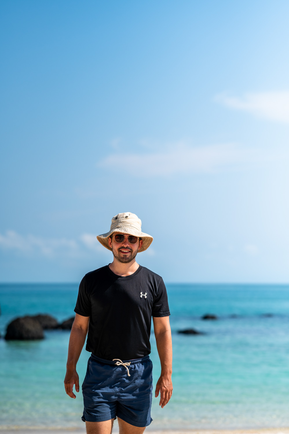 Thailand Rundreise 2 Wochen (15) Nils Alexander Kemna steht vor schwarzem Lavagestein auf Koh Kham, der Nachbarinsel von Koh Mak