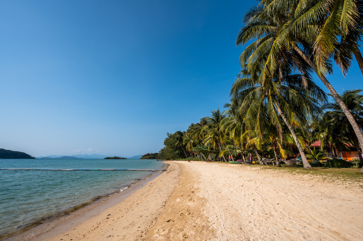 Thailand Rundreise 2 Wochen (16) Ao Soun Yai Beach auf Koh Mak mit Blick auf die Insel Koh Kham