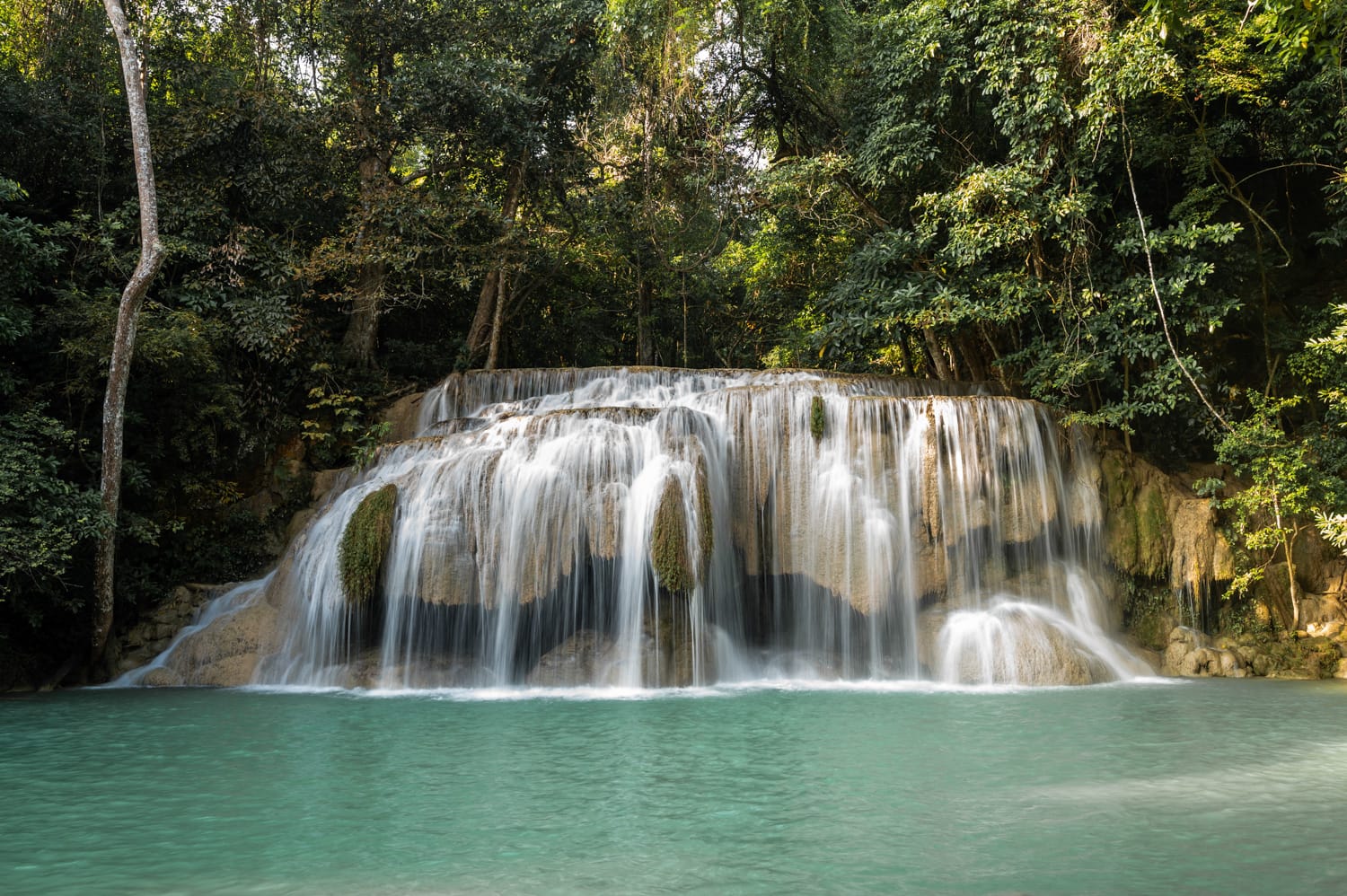 Thailand Rundreise 2 Wochen (21) Türkisfarbene Becken am Erawan-Wasserfall im Erawan-Nationalpark bei Kanchanaburi