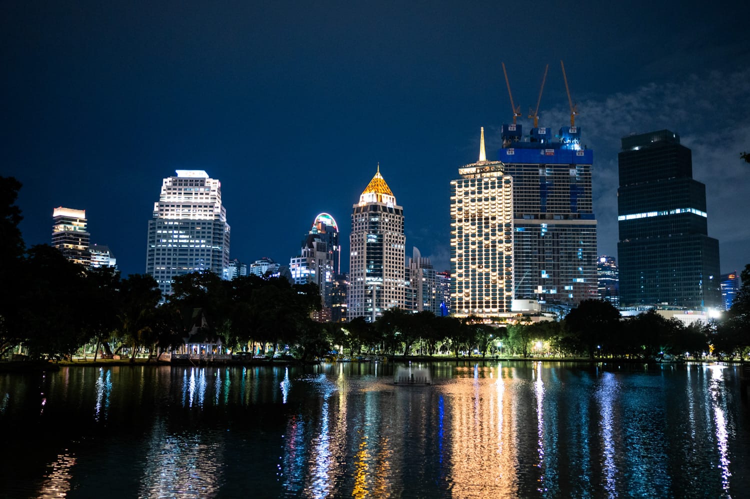 Thailand Rundreise 2 Wochen (29) Blick aus dem Lumphini Park auf die beleuchtete Skyline von Bangkok, am letzten Abend einer zweiwöchigen Rundreise durch Thailand