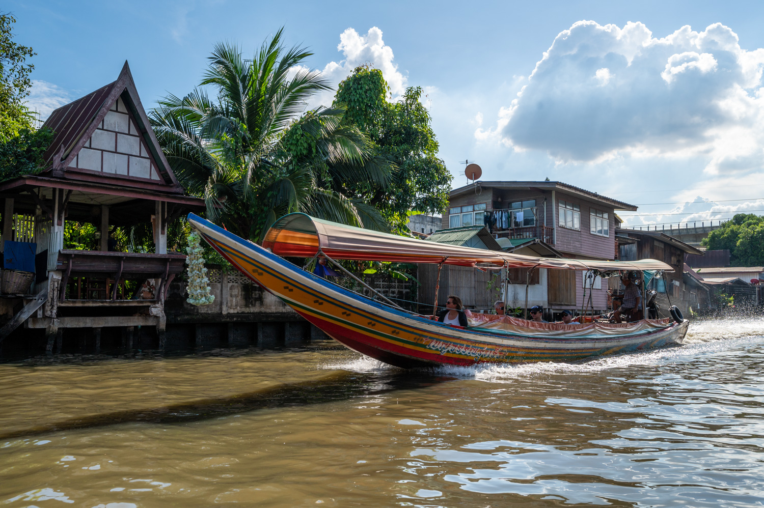 Thailand Rundreise 2 Wochen (3) Longtailboot auf einem Khlong in Thonburi bei einer Bootstour in Bangkok