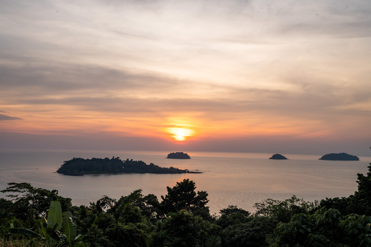 Thailand Rundreise 2 Wochen (6) Sonnenuntergang am Kai Bae Viewpoint auf Koh Chang mit Blick auf die vorgelagerten Inseln
