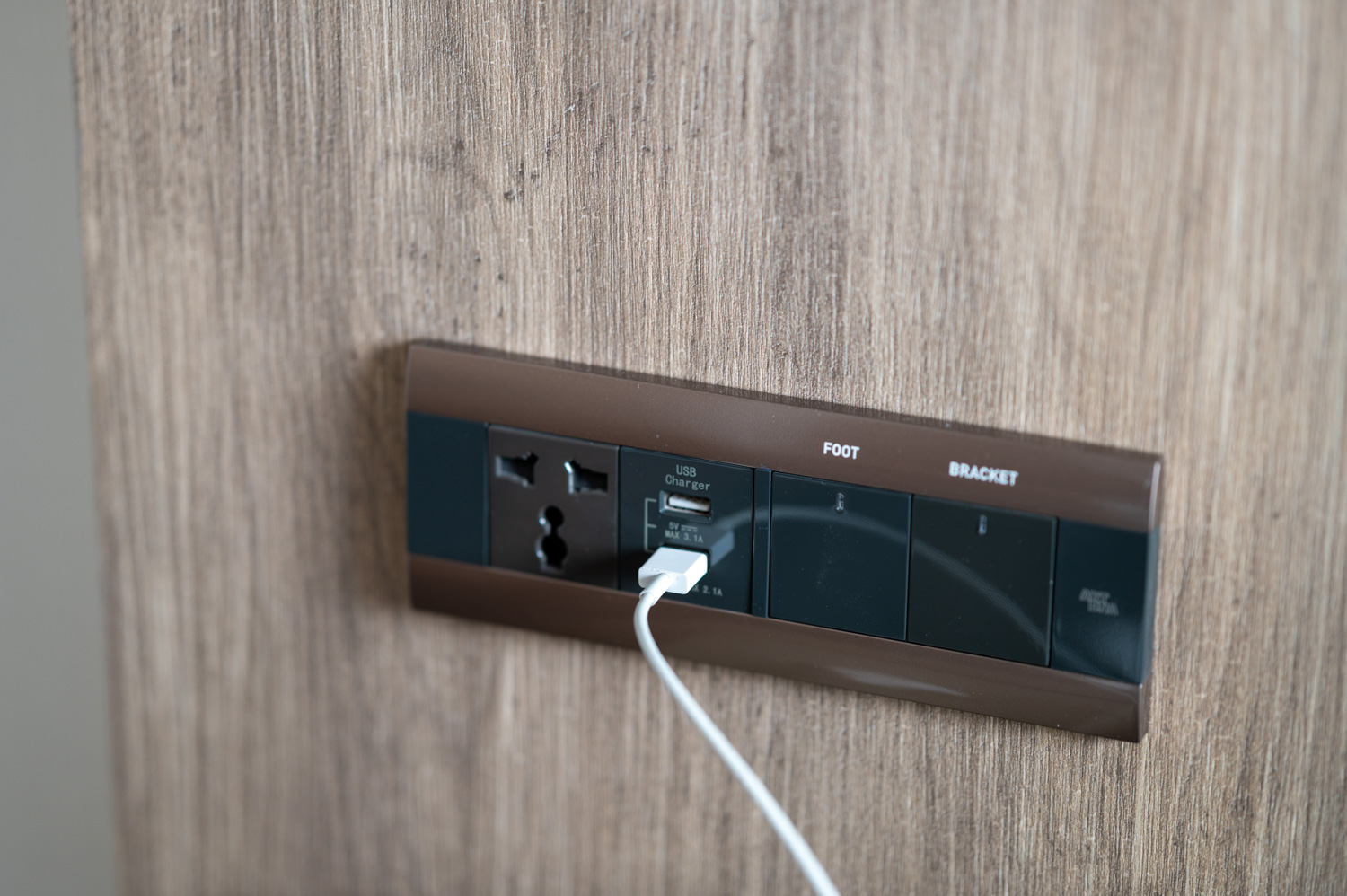 Thailand Steckdose (1) Moderne Universalsteckdose mit USB in Thailand in einem Hotel