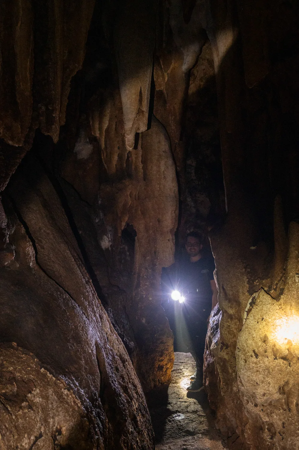 Tham Phra That Höhle Erawan Nationalpark (2) Nils Alexander Kemna mit Taschenlampe im Tham Phra That Cave im Erawan Nationalpark