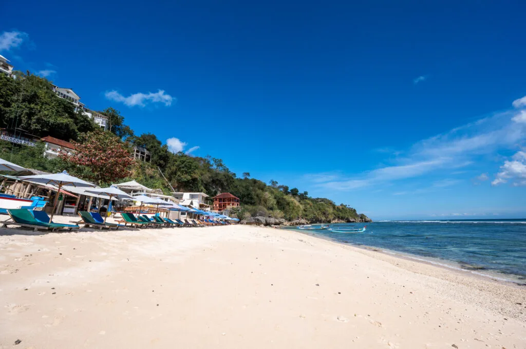 Weißer Sand am Thomas Beach in Uluwatu