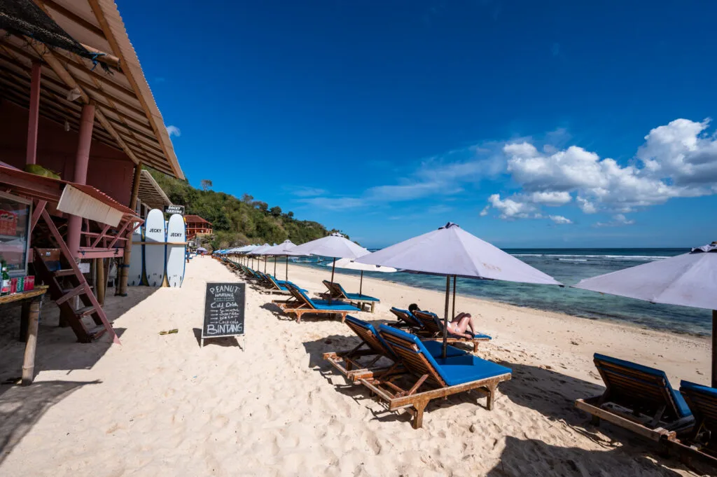 Sonnenliegen am Thomas Beach