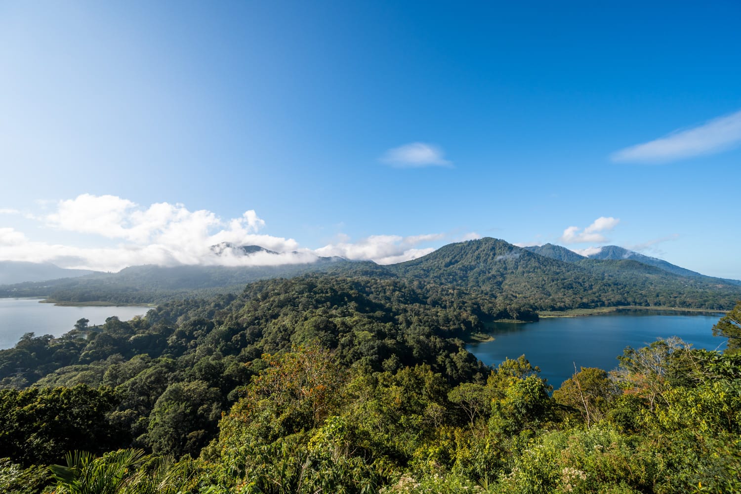 Ausblick am Twin Lake Viewpoint auf den Danau Buyan und den Danau Temblingan in Munduk auf Bali