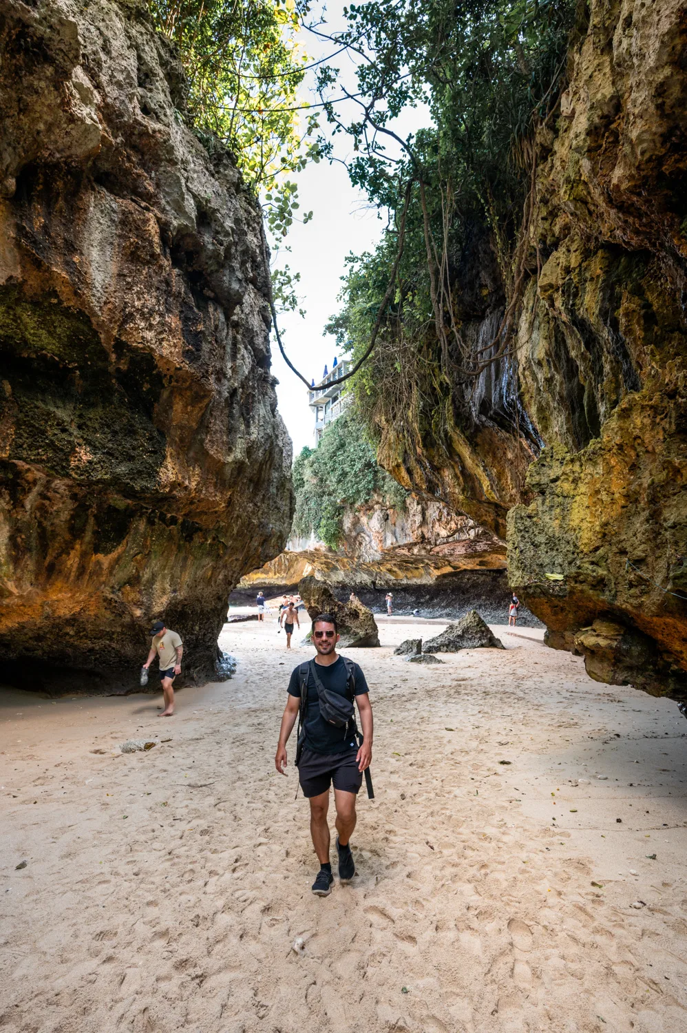 Alex am Uluwatu Beach bei Ebbe