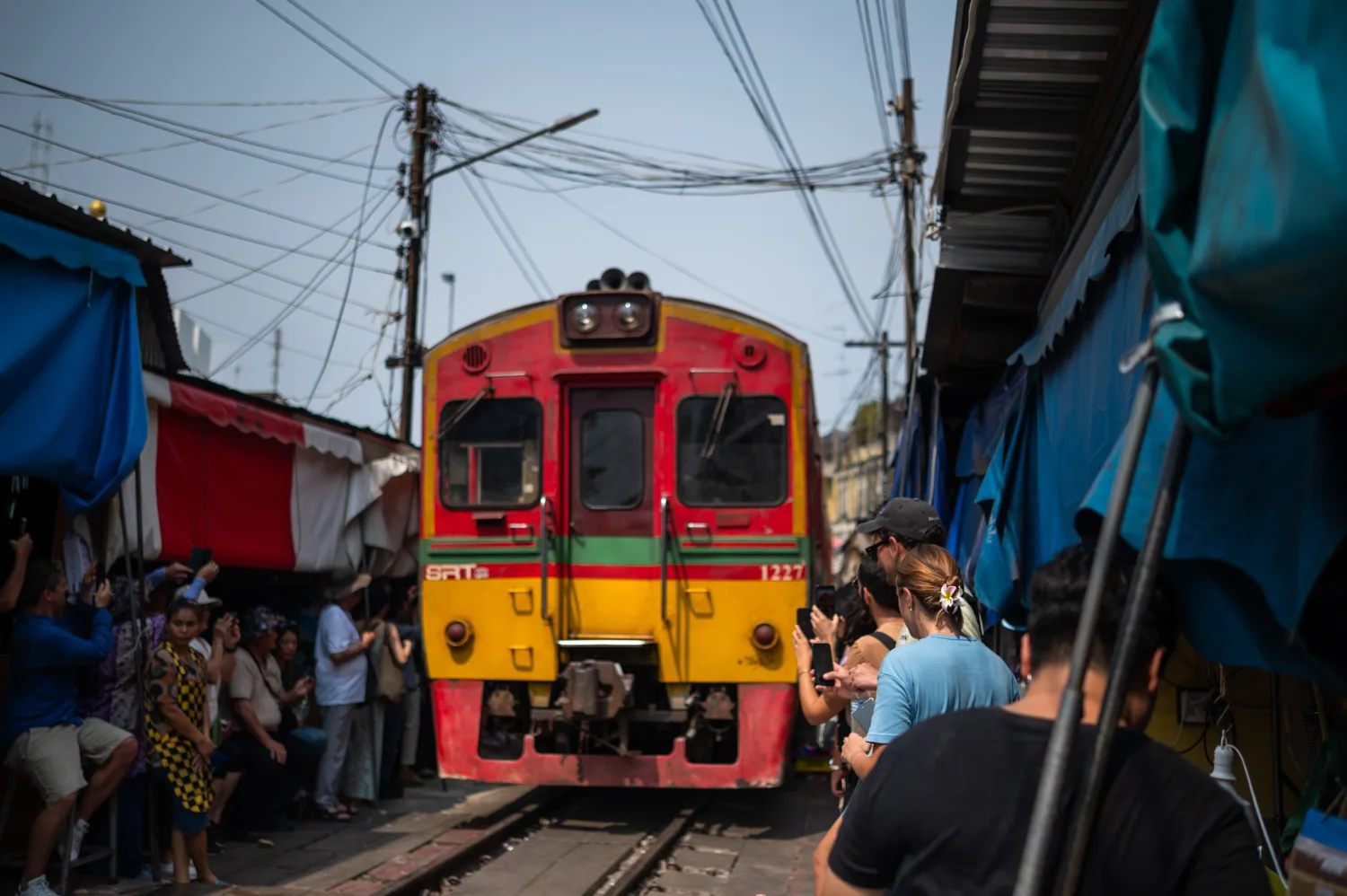 mae klong railway market bangkok Zug fährt über den Mae Klong Railway Market in Bangkok