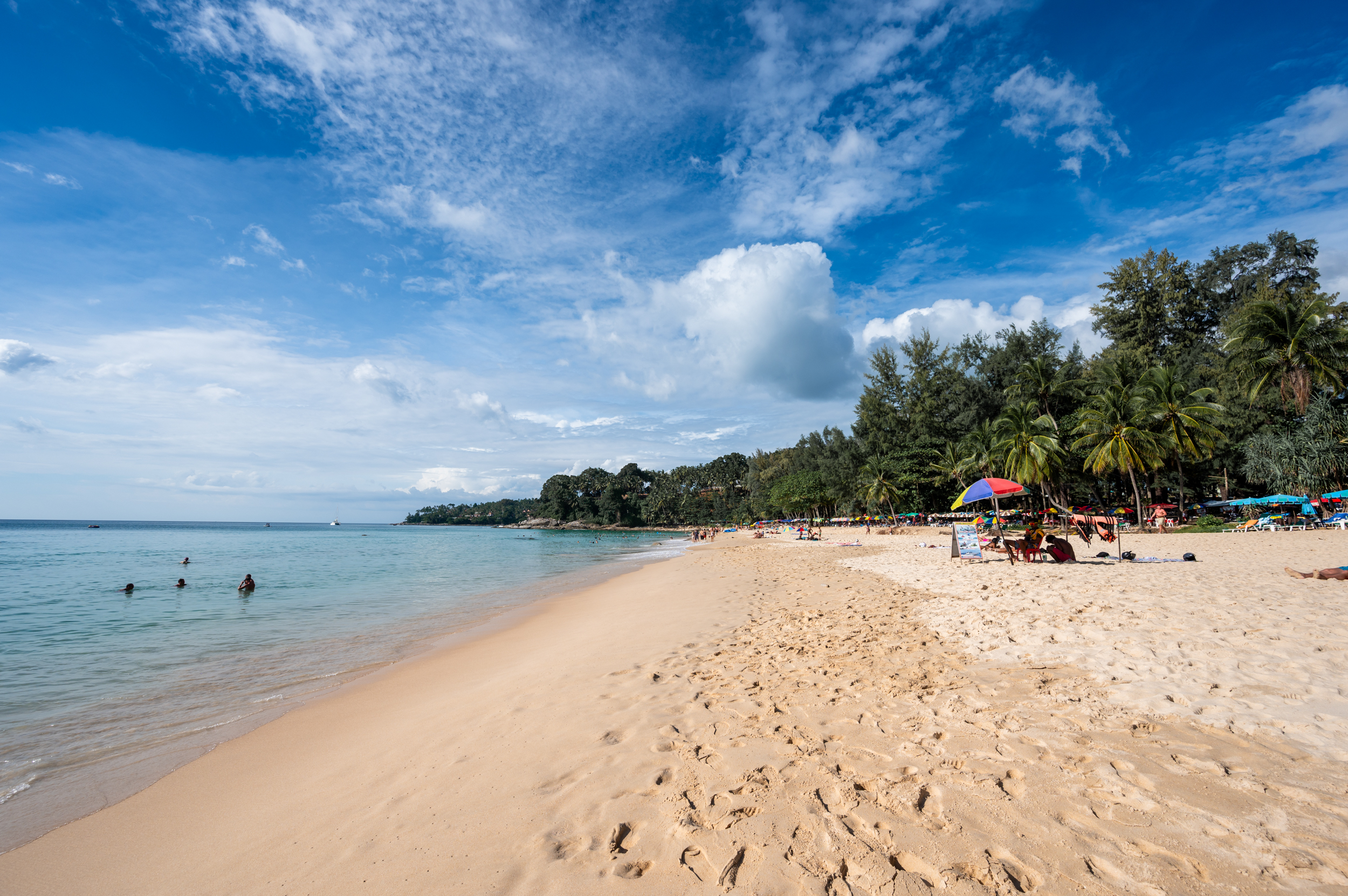thailand november phuket Leicht bewölkter Himmel über Phuket im November