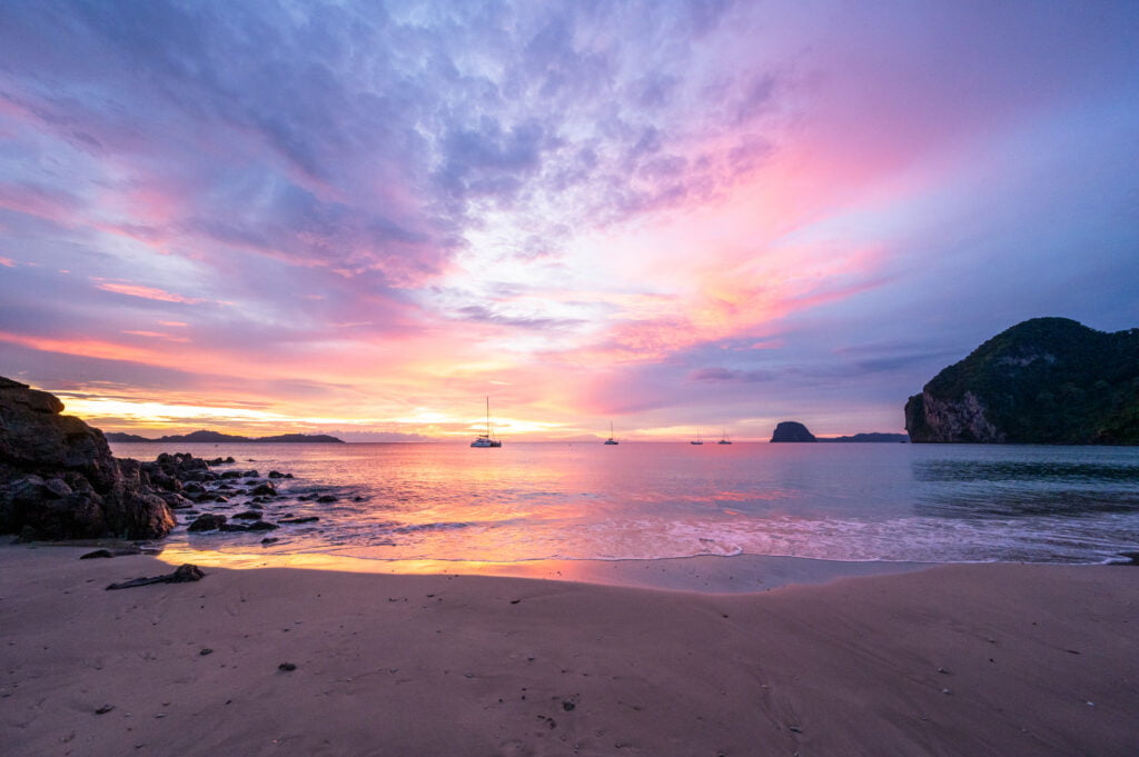 sonnenuntergang charlie beach koh mook