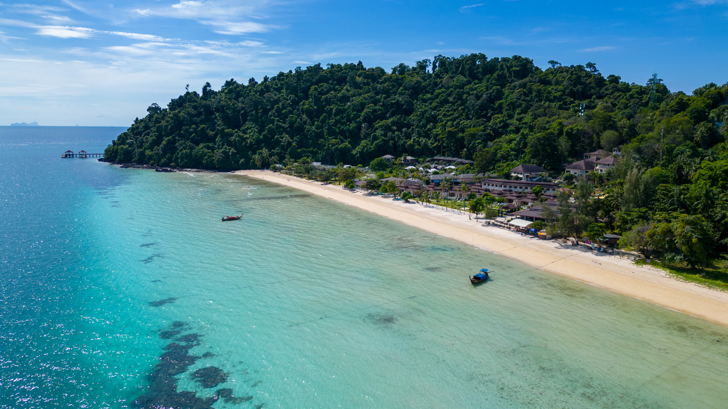 VBM-2127 Drohnenfoto des südlichen Endes des Koh Ngai Beach und des Koh Ngai Pier in der Nachbarbucht