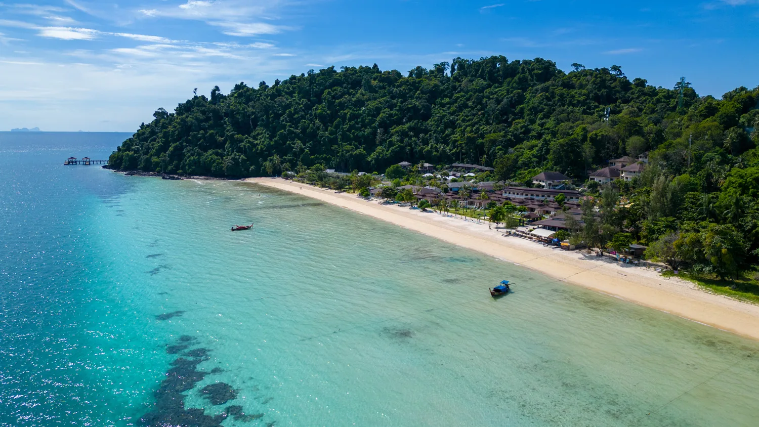 VBM-2127 Drohnenfoto des südlichen Endes des Koh Ngai Beach und des Koh Ngai Pier in der Nachbarbucht