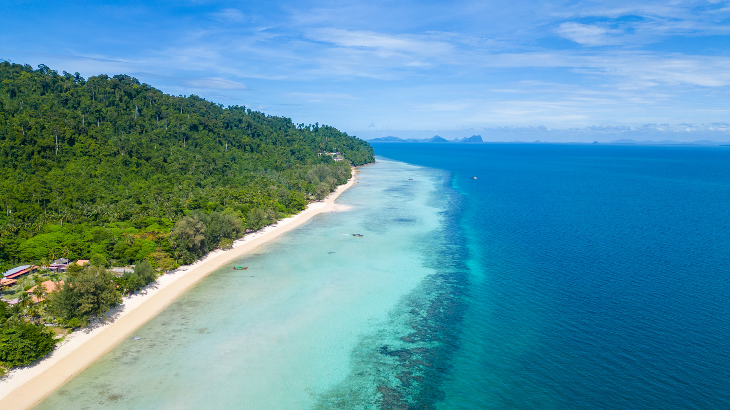 VBM-2131 Drohnenfoto des flachen Wassers und des schmalen Felsenriffs vorm Hauptstrand von Koh Ngai