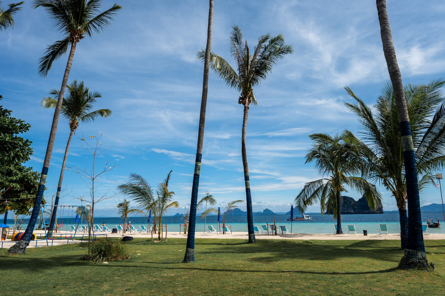 VBM-2322 Kokospalmen und Spielplatz für Kinder am Fantasy Resort auf Koh Ngai