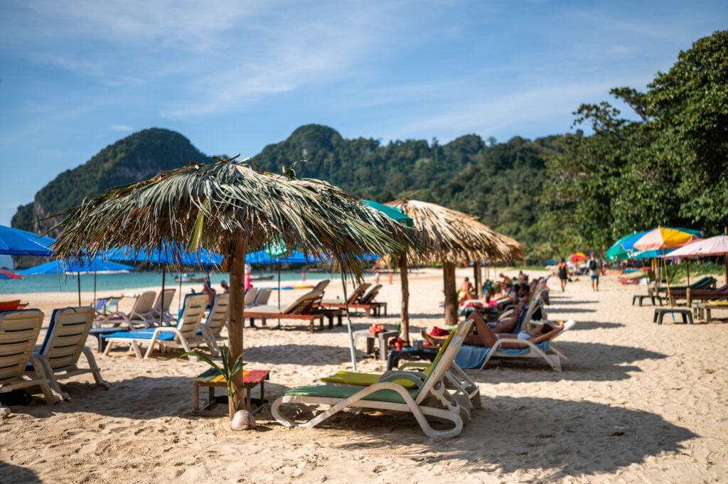 sonnenschirme und liegen am charlie beach koh mook