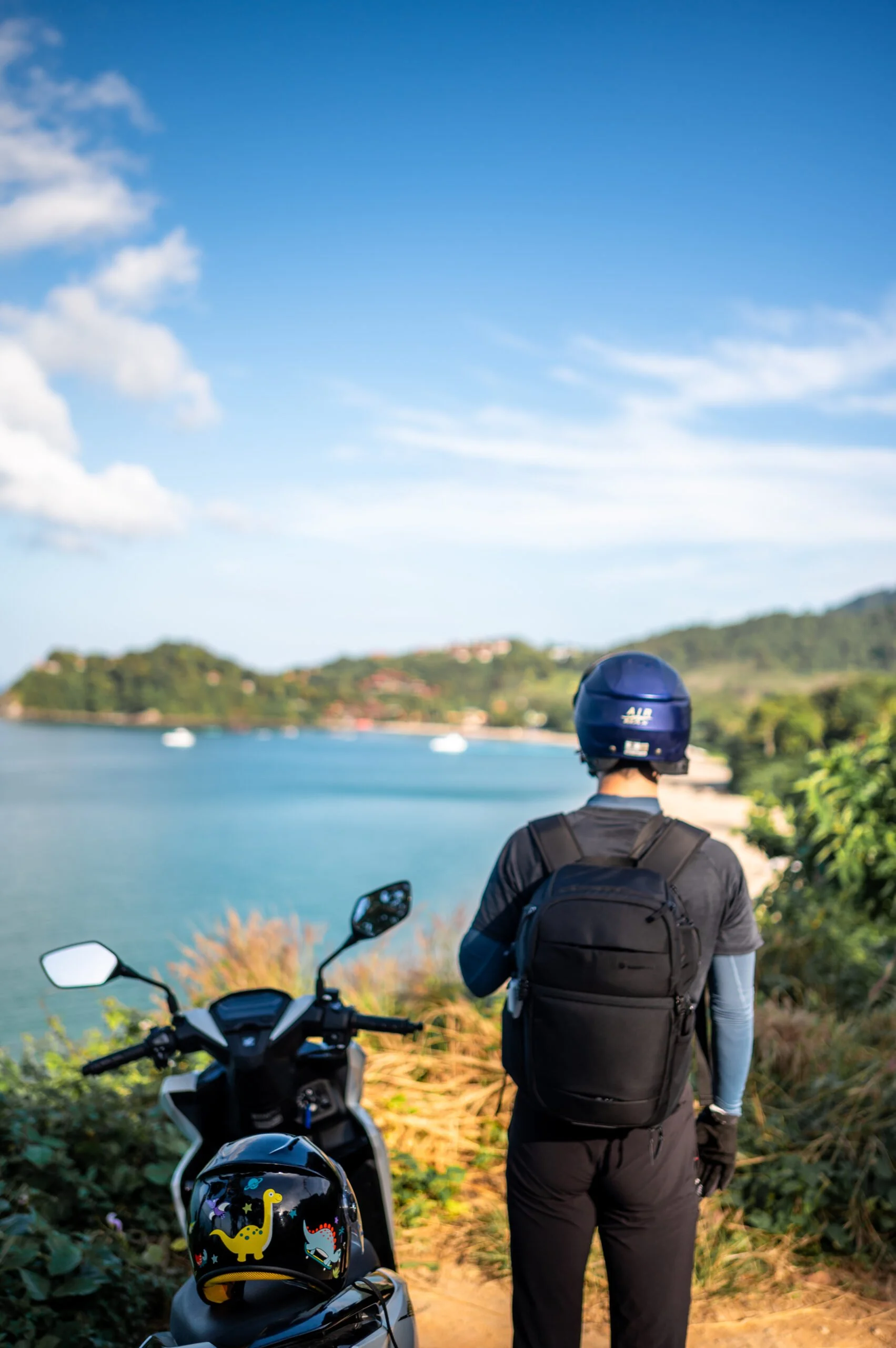 Nils Alexander Kemna mit dem Motorroller am Bakantiang Beach auf Koh Lanta