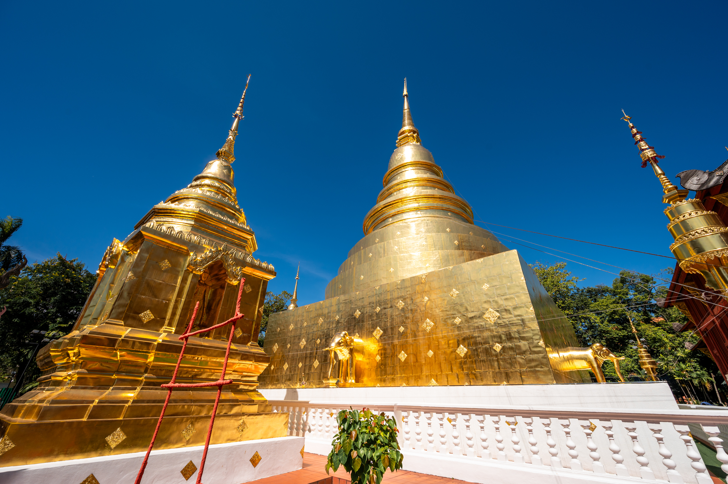 thailand november chiang mai Hervorragendes Wetter über dem Wat Phra Singh in Chiang Mai im November
