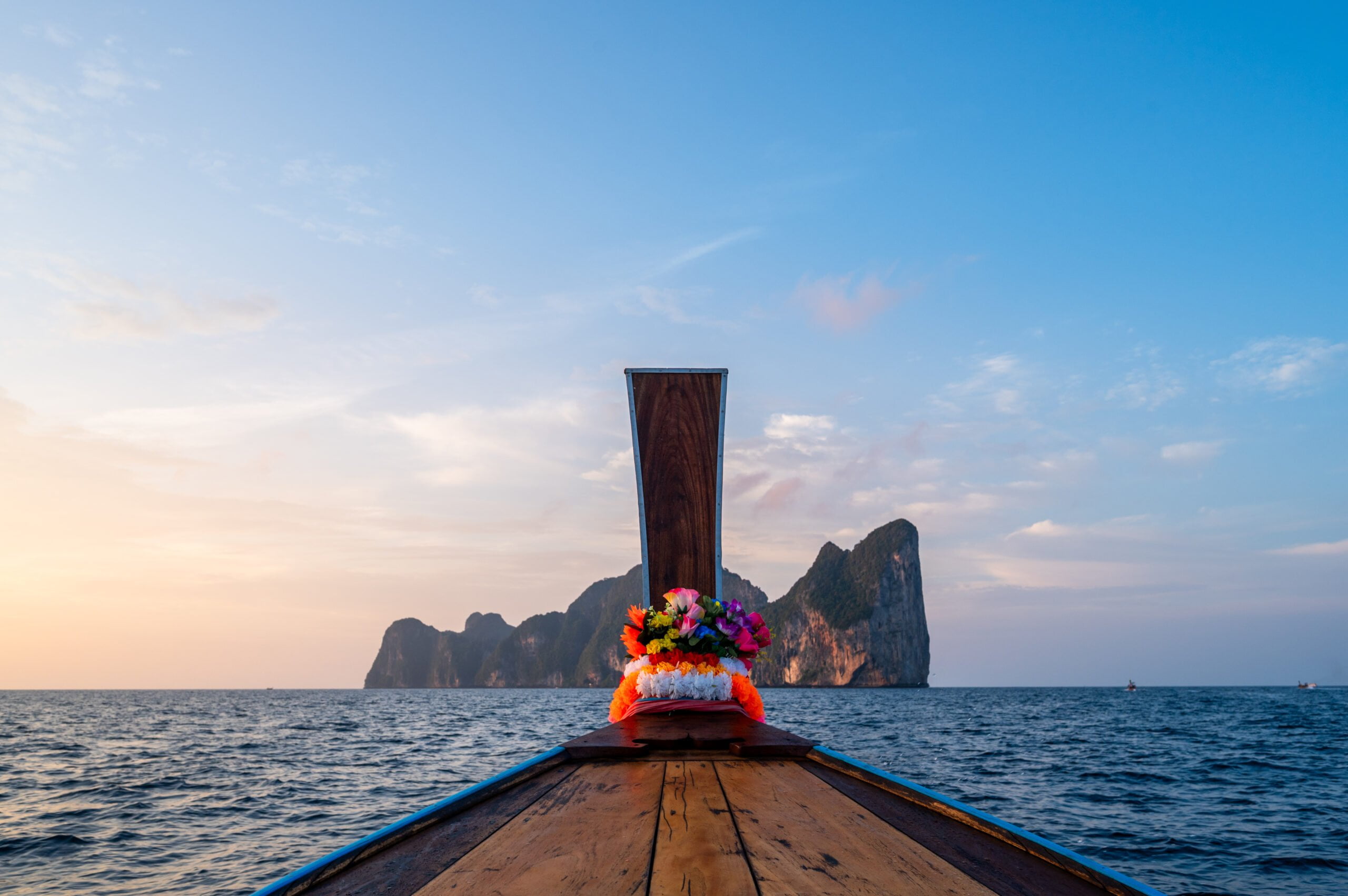 Blick von einem Longtailboot auf die Insel Koh Phi Phi Leh während der Anfahrt zum Sonnenaufgang zur Maya Bay