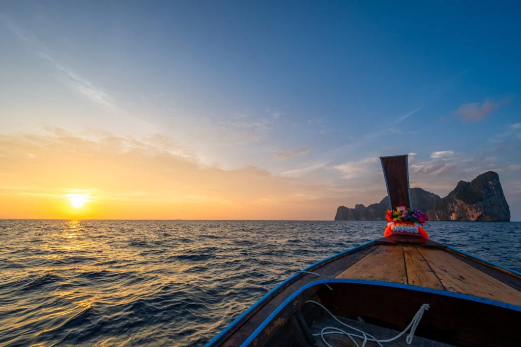 Longtailboot zum Sonnenaufgang vor Koh Phi Phi Leh