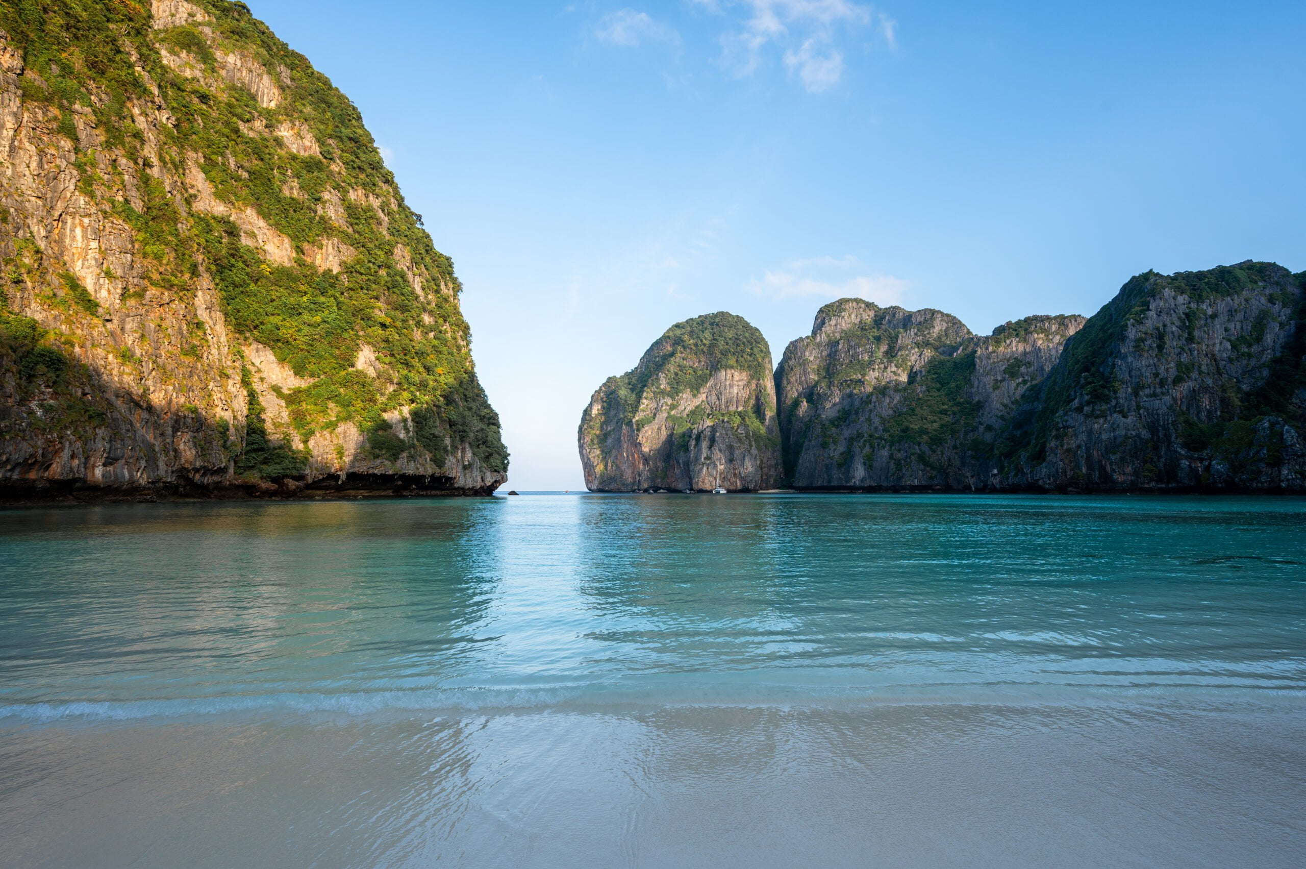 Kalksteinfelsen und türkisfarbenes Wasser in der Maya Bay auf Koh Phi Phi Leh