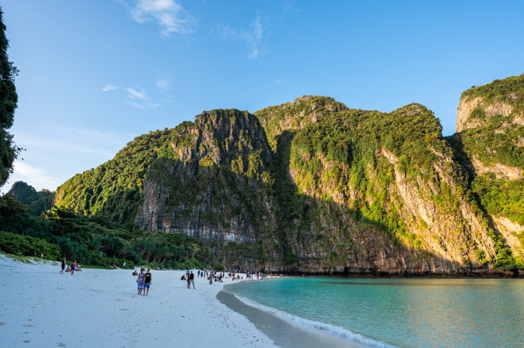 Maya Bay am frühen Morgen mit Touristen