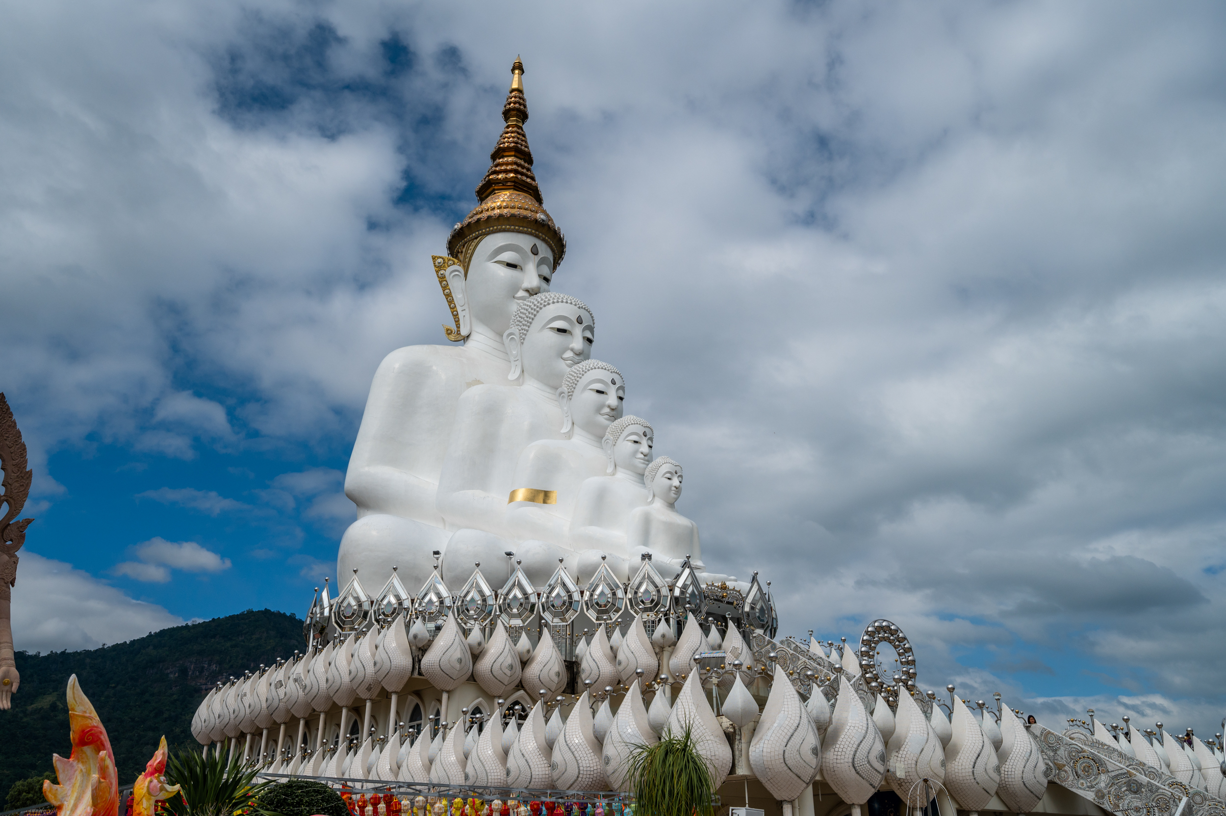 thailand november zentralthailand Durchwachsenes Wetter am Wat Phra That Pha Sorn Kaew im November