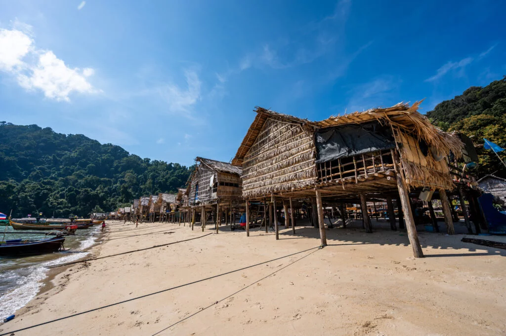 Holzhäuser und Boote im Moken Village auf Koh Surin Tai