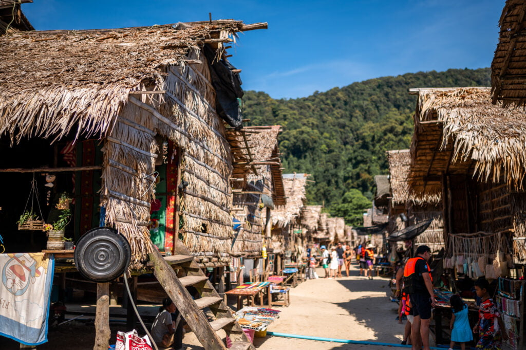 Holzhäuser im Moken Village auf den Surin Islands