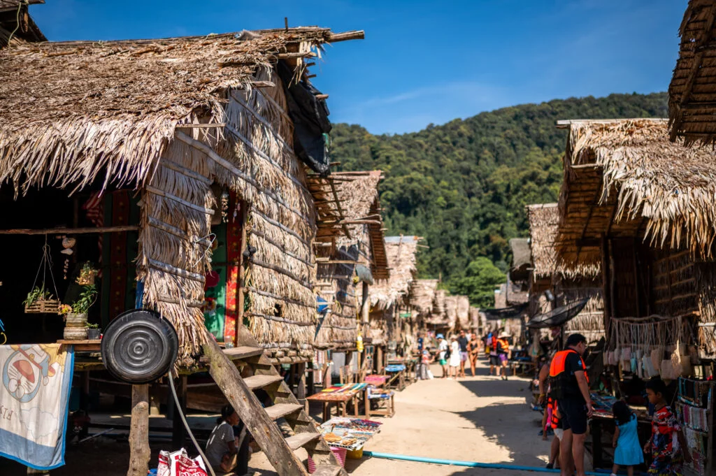 Holzhäuser im Moken Village auf den Surin Islands