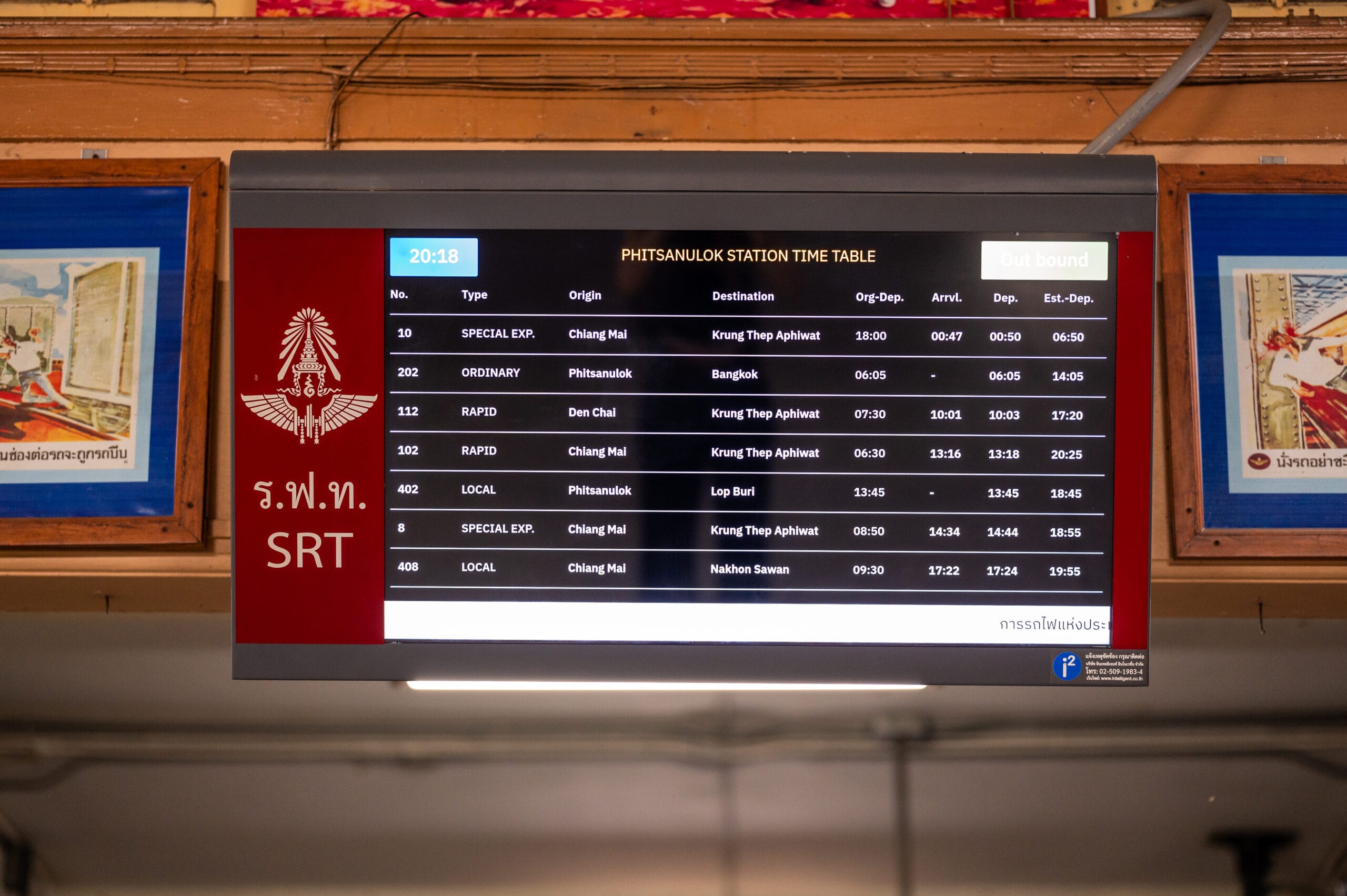 Fahrpläne der Züge zwischen Bangkok und Chiang Mai auf einem Bildschirm am Bahnhof in Phitsanulok