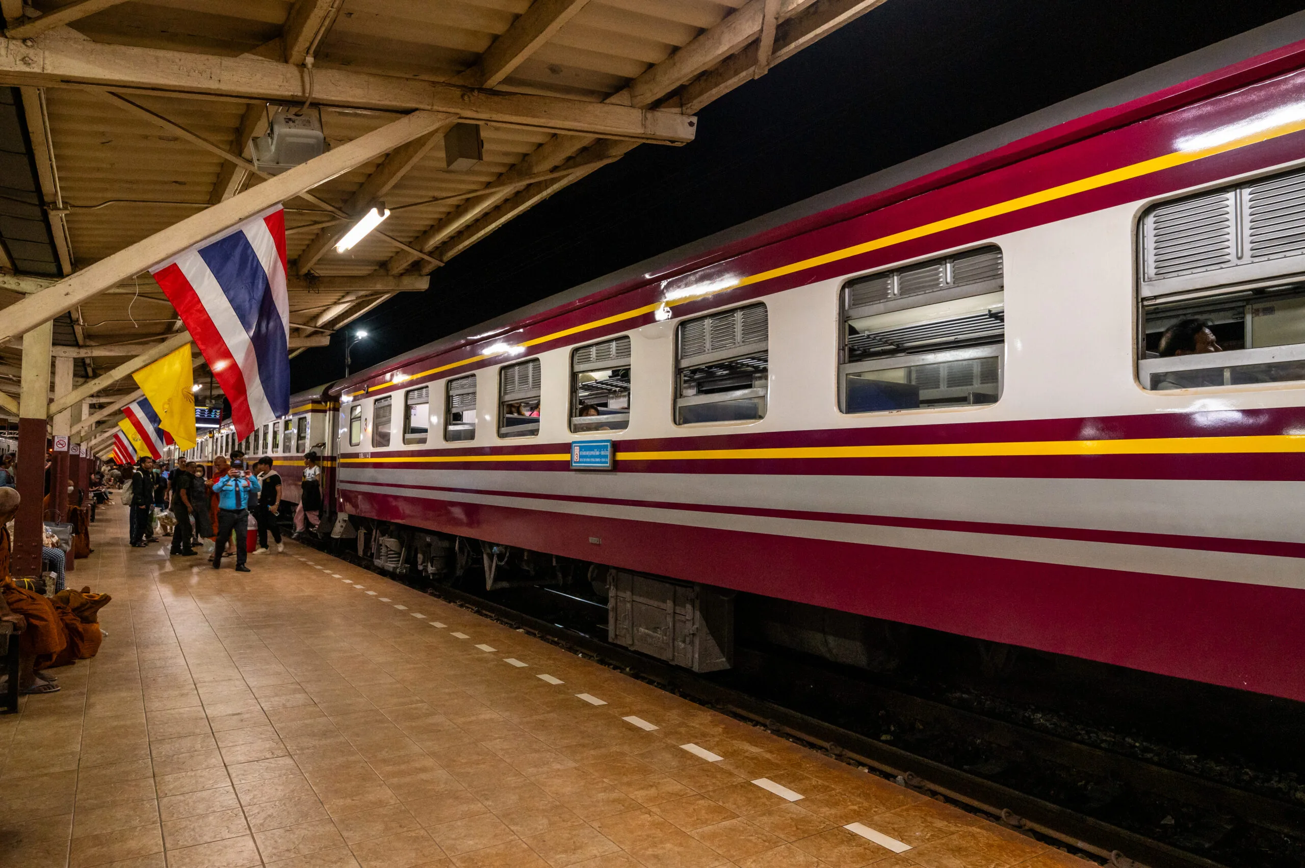 Nachtzug von Bangkok nach Chiang Mai bei Einfahrt im Bahnhof