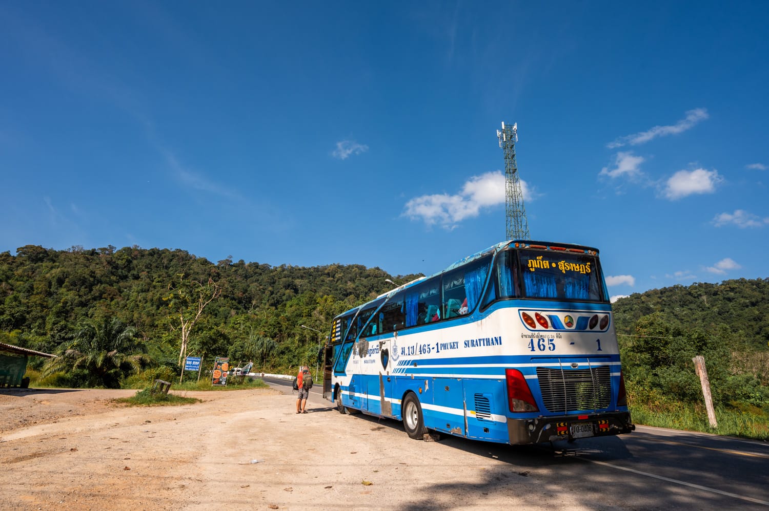 VBM-7104 Öffentlicher Bus kommt im Hauptquartier des Khao Sok Nationalparks nach der Fahrt ab Phuket an