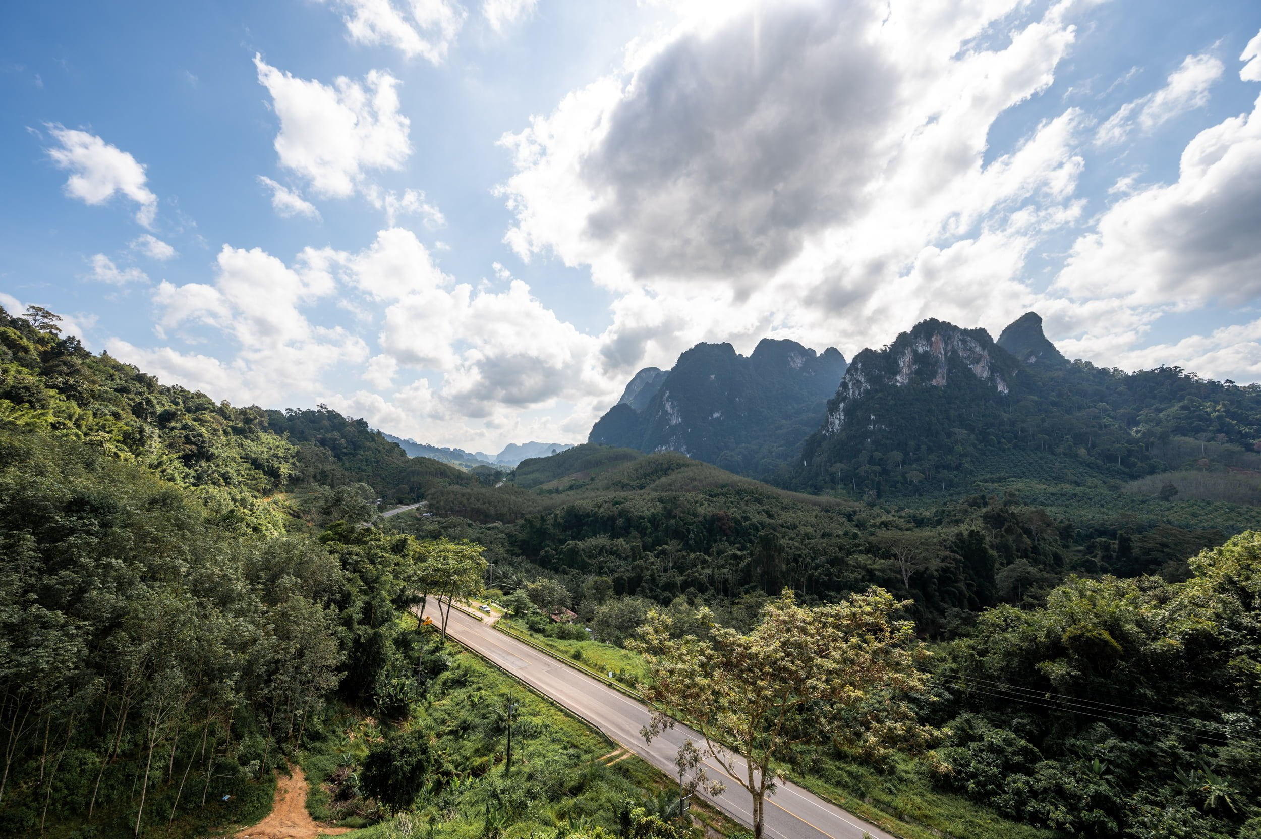 ausblick 99 camp und cafe khao sok Gut ausgebaute Route 401 im Khao Sok Nationalpark