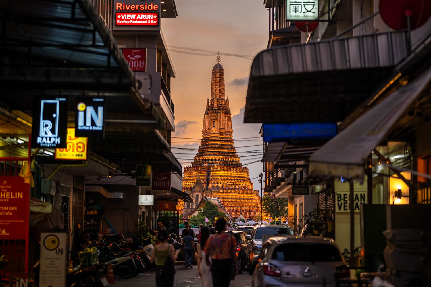 wat arun gasse abend Wat Arun in Bangkok beleuchtet
