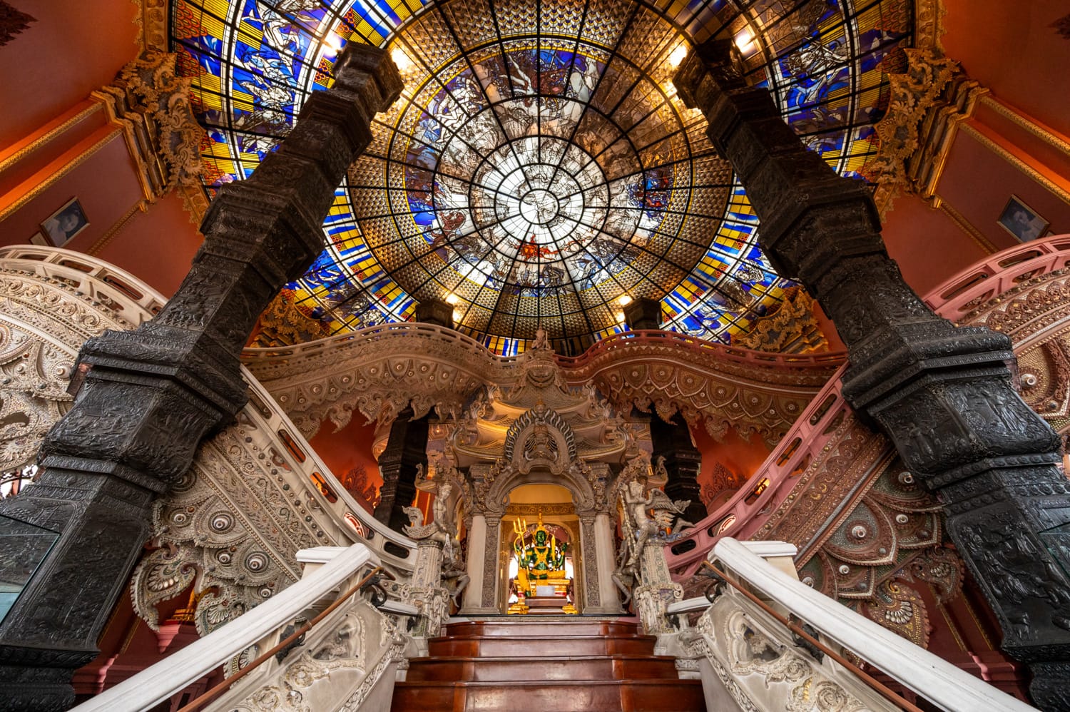 erawan museum bangkok innen Treppen und Buntglasfenster im Erawan Museum in Bangkok