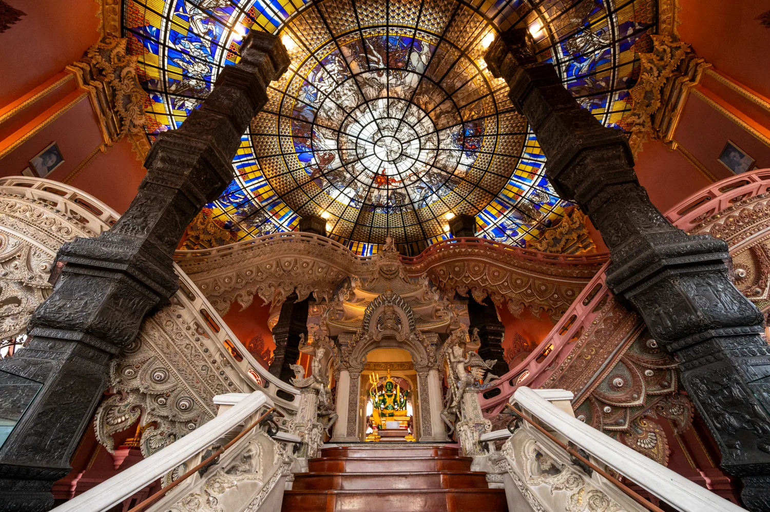 erawan museum bangkok innen Treppen und Buntglasfenster im Erawan Museum in Bangkok