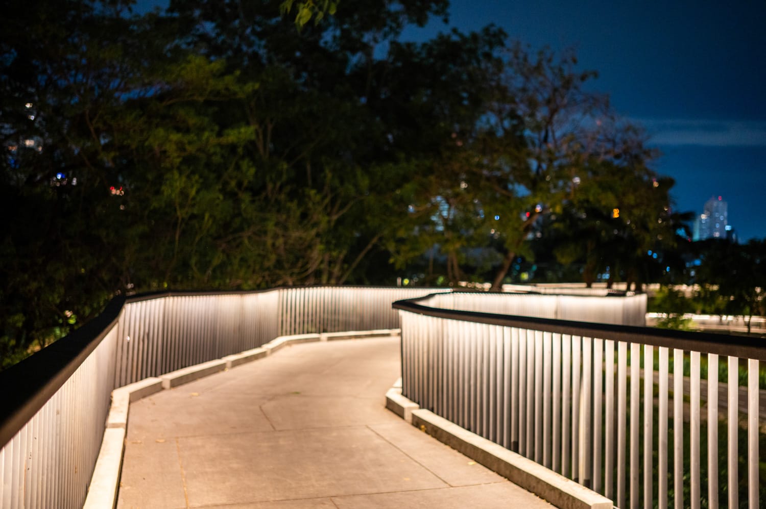 central forest bangkok benjakitti park leuchtende Brücken im Central Forest des Benjakitti Parks in Bangkok