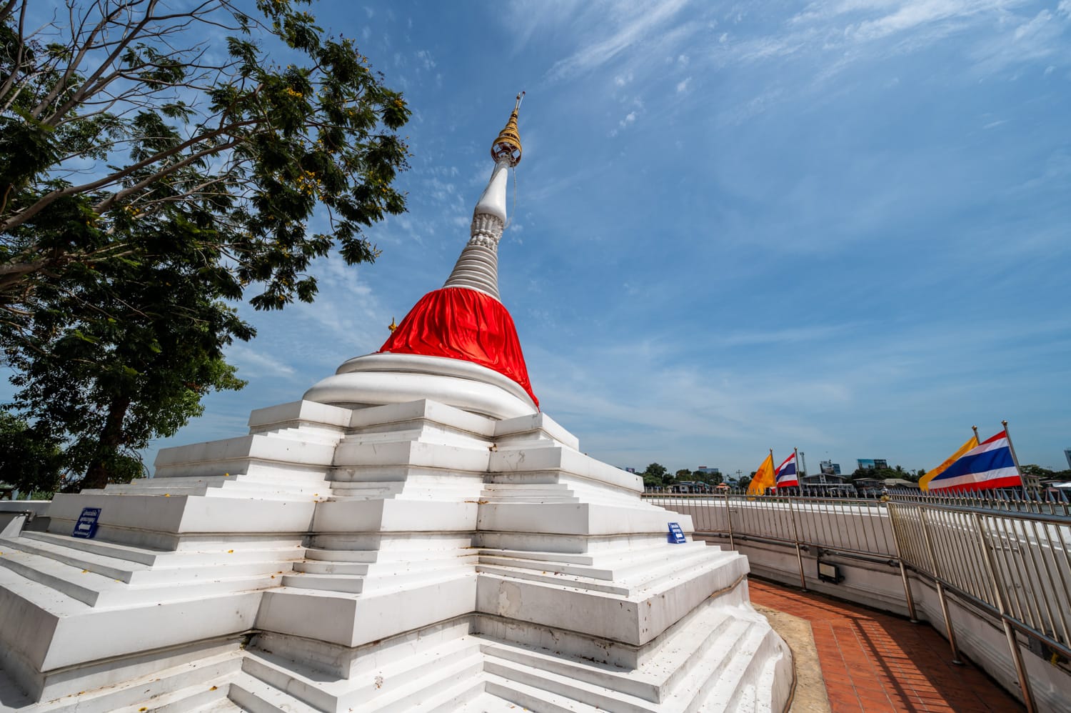 ko kreat leaning pagoda schiefe Pagode auf Ko Kret in Bangkok