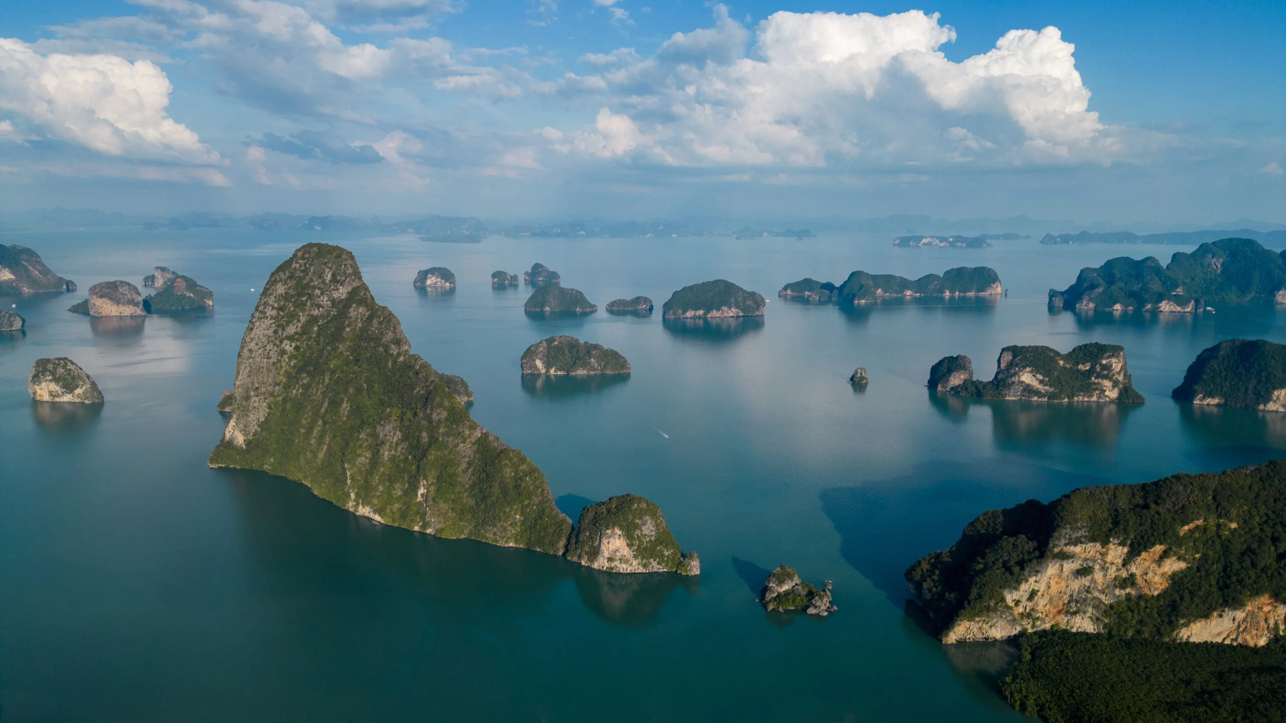 Drohnenfoto dutzender Kalksteininseln in der Phang Nga Bay