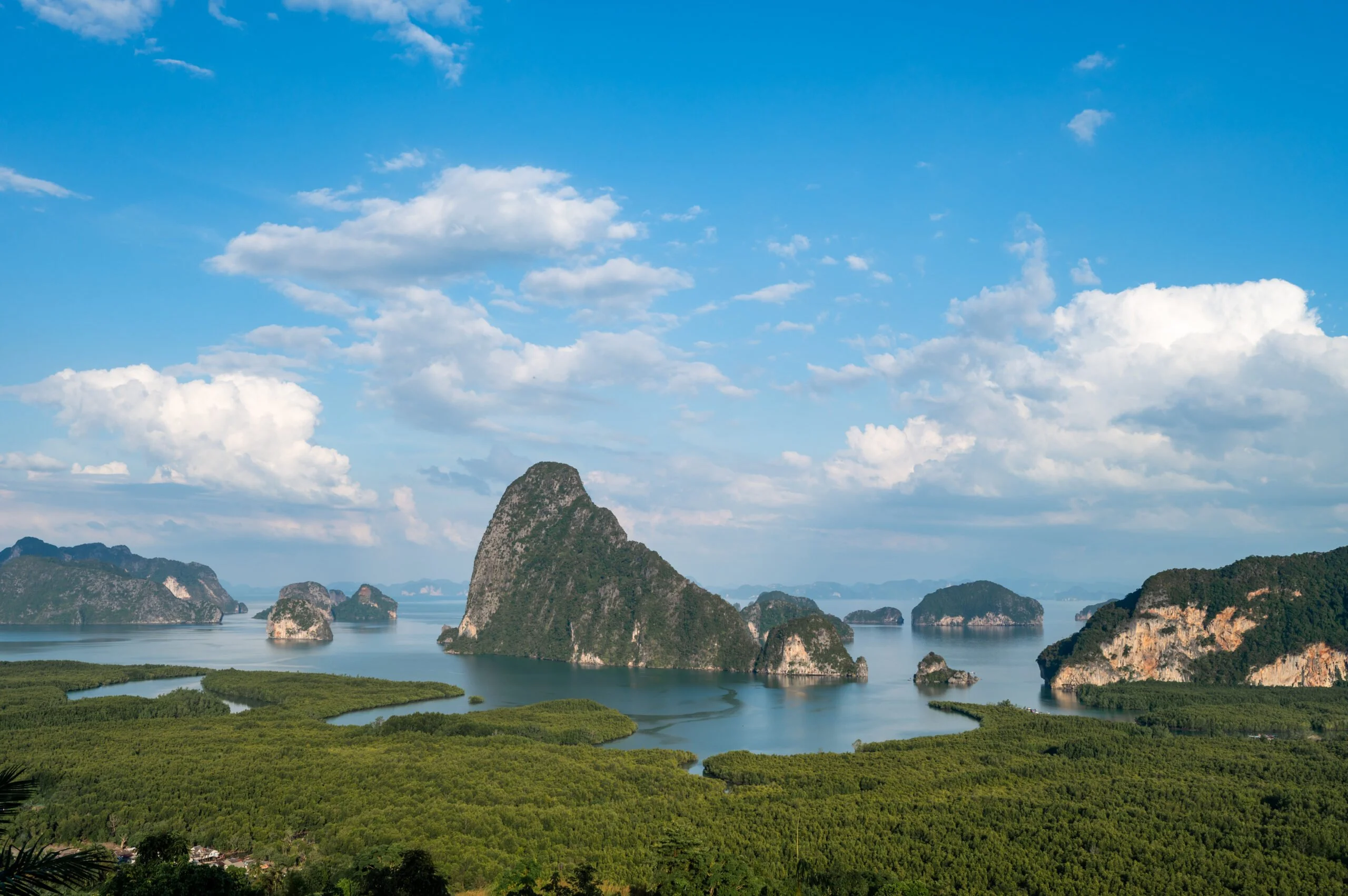 Ausblick auf Mangrovenwälder und Kalksteininseln der Phang Nga Bay vom Samet Nangshe Viewpoint