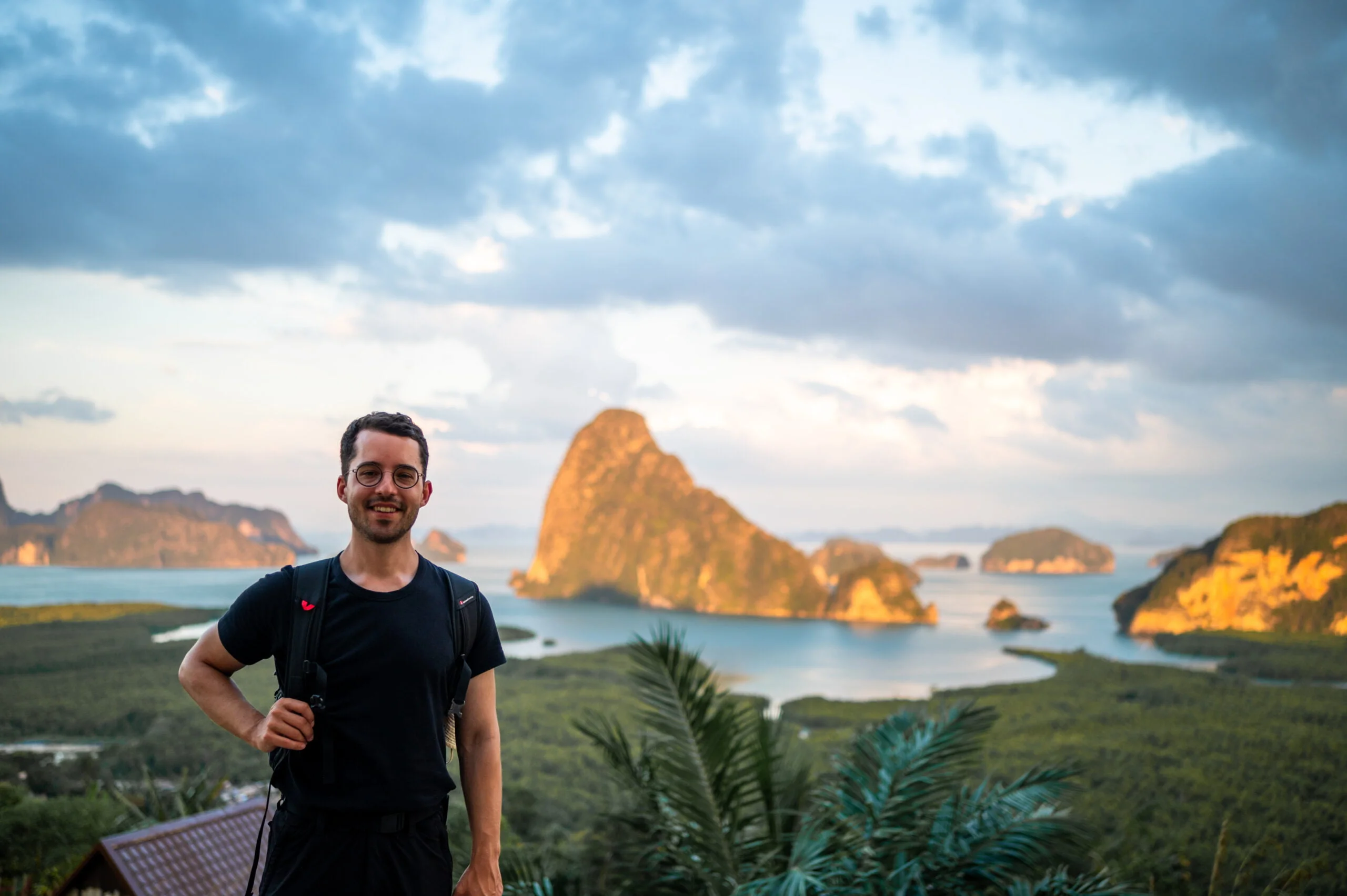 Nils Alexander Kemna steht am Nachmittag am Samet Nangshe Viewpoint
