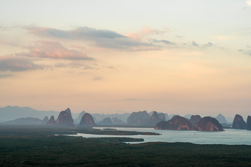 bucht von phang nga am frühen morgen