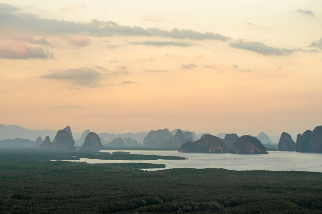 bucht von phang nga am frühen morgen