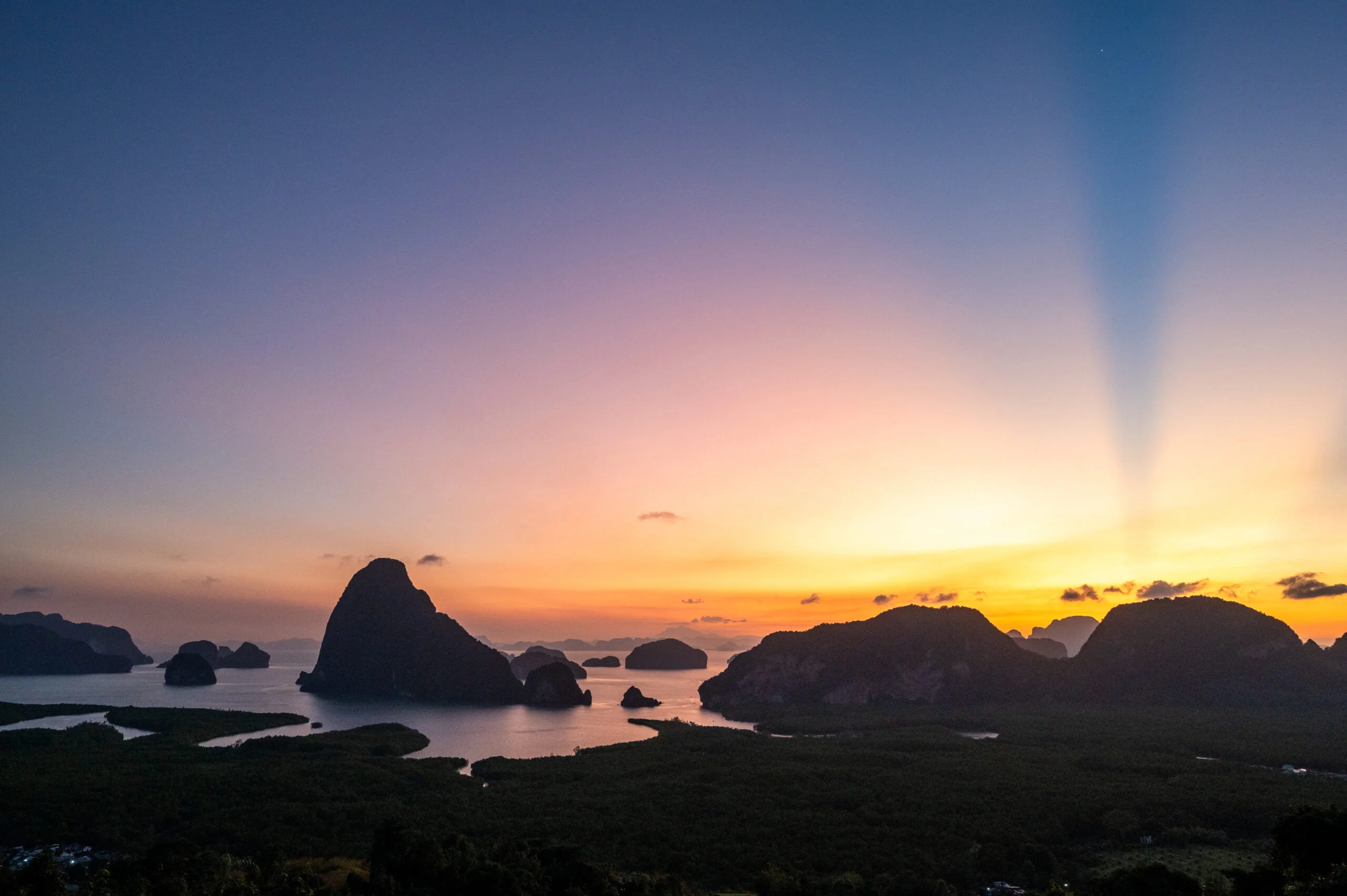 Rosafarbener Himmel zum Sonnenaufgang am Samet Nangshe Viewpoint