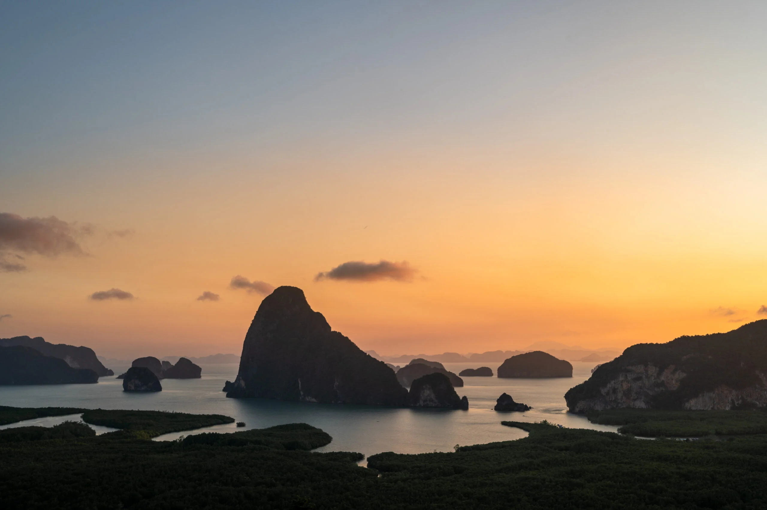 Klarer Himmel zum Sonnenaufgang am Samet Nangshe Viewpoint