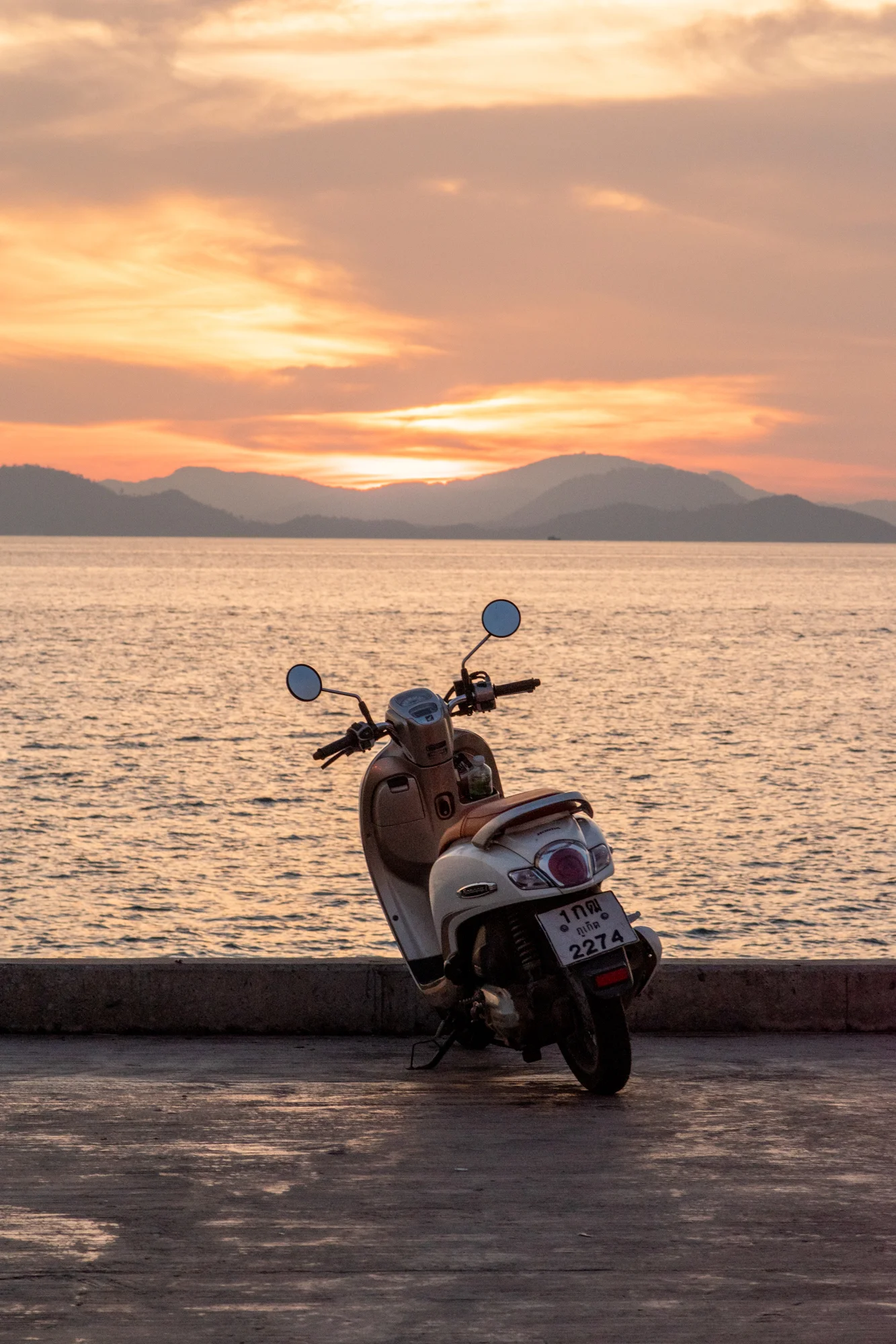 Motorroller steht zum Sonnenuntergang am Loh Jark Pier auf Koh Yao Yai