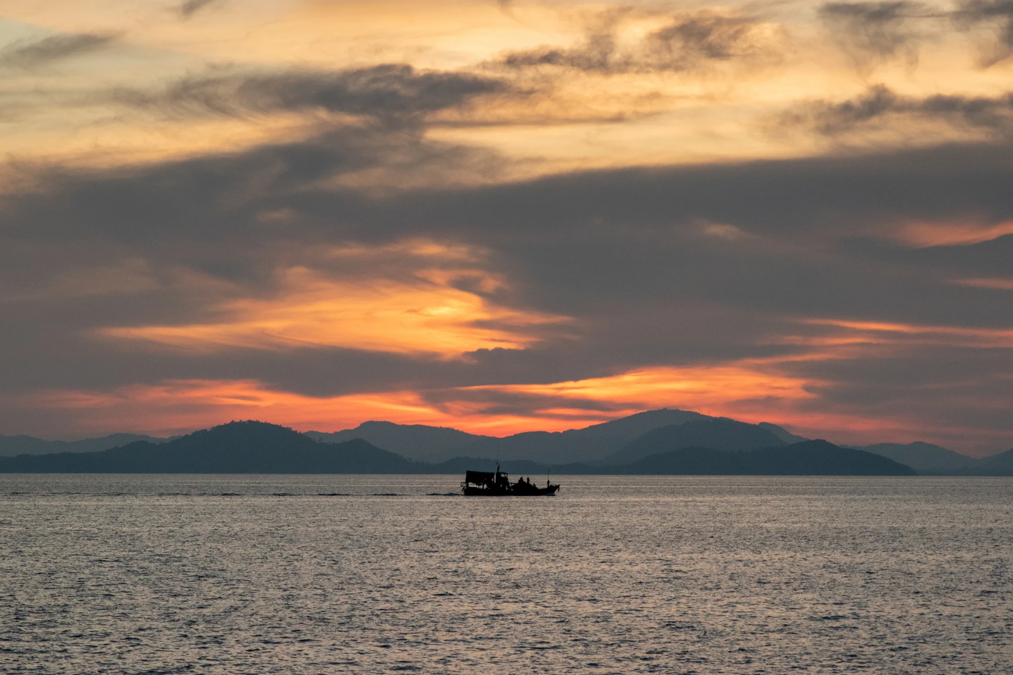 Blick zum Sonnenuntergang hinter Phuket am Loh Jark Pier auf Koh Yao Yai