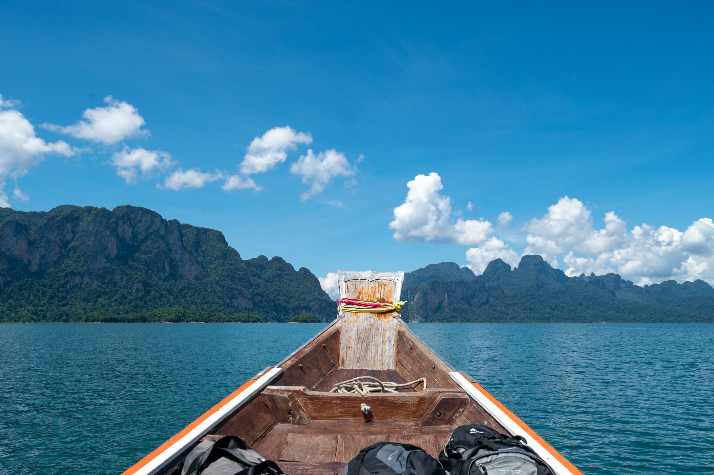 anfahrt zum schwimmenden hotel Longtailboot fährt über den Cheow Lan Lake im Khao Sok Nationalpark